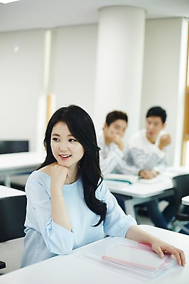 포토 JPG 여자 남자 대학생 대학생라이프 실내 미소 앉기 상반신 20대 성인 앞모습 캐주얼 세명 친구 청춘 한국인 엿보기 강의실 짝사랑 성인만 국내포토 학생 라이프스타일 옷 교육 뷰포인트 컨셉 관계 모션 표정 사랑 사람 동양인 청년 내부 공간 파일형식