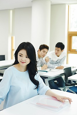 포토 JPG 여자 남자 대학생 대학생라이프 실내 미소 앉기 상반신 20대 성인 앞모습 캐주얼 세명 친구 청춘 한국인 엿보기 강의실 짝사랑 성인만 국내포토 학생 라이프스타일 옷 교육 뷰포인트 컨셉 관계 모션 표정 사랑 사람 동양인 청년 내부 공간 파일형식