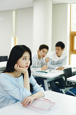 포토 JPG 여자 남자 대학생 대학생라이프 실내 미소 앉기 상반신 20대 성인 앞모습 캐주얼 세명 친구 청춘 한국인 엿보기 강의실 짝사랑 성인만 국내포토 학생 라이프스타일 옷 교육 뷰포인트 컨셉 관계 모션 표정 사랑 사람 동양인 청년 내부 공간 파일형식