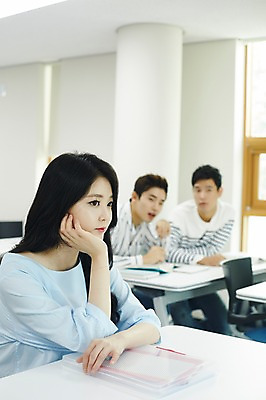 포토 JPG 여자 남자 대학생 대학생라이프 실내 미소 앉기 상반신 20대 성인 앞모습 캐주얼 세명 친구 청춘 한국인 엿보기 강의실 짝사랑 성인만 국내포토 학생 라이프스타일 옷 교육 뷰포인트 컨셉 관계 모션 표정 사랑 사람 동양인 청년 내부 공간 파일형식