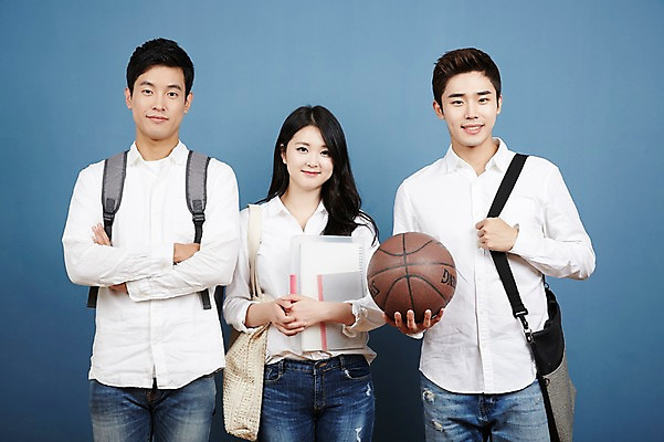 포토 JPG 스튜디오촬영 여자 남자 대학생 포즈 농구공 실내 서기 미소 들기 상반신 20대 성인 앞모습 캐주얼 세명 친구 청춘 팔짱 캠퍼스라이프 우정 한국인 백팩 성인만 국내포토 학생 라이프스타일 옷 뷰포인트 컨셉 가방 공 관계 모션 농구 표정 사람 동양인 청년 내부 파일형식