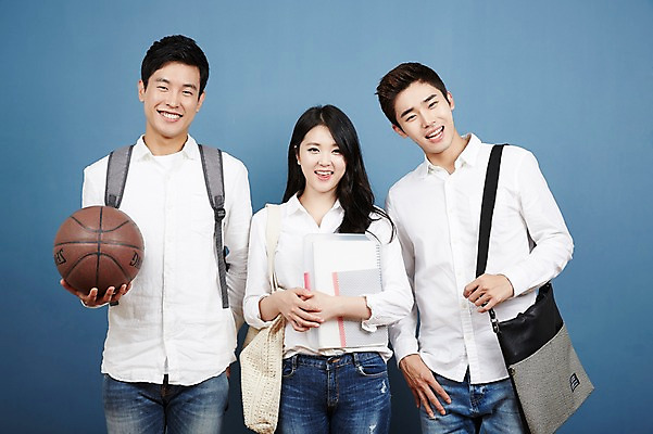 포토 JPG 스튜디오촬영 여자 남자 대학생 포즈 농구공 실내 서기 미소 들기 상반신 20대 성인 앞모습 캐주얼 세명 친구 청춘 캠퍼스라이프 우정 한국인 백팩 성인만 국내포토 학생 라이프스타일 옷 뷰포인트 컨셉 가방 공 관계 모션 농구 표정 사람 동양인 청년 내부 파일형식