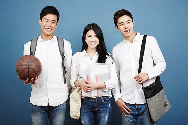 포토 JPG 스튜디오촬영 여자 남자 대학생 포즈 농구공 실내 서기 미소 들기 상반신 20대 성인 앞모습 캐주얼 세명 친구 청춘 캠퍼스라이프 우정 한국인 백팩 성인만 국내포토 학생 라이프스타일 옷 뷰포인트 컨셉 가방 공 관계 모션 농구 표정 사람 동양인 청년 내부 파일형식