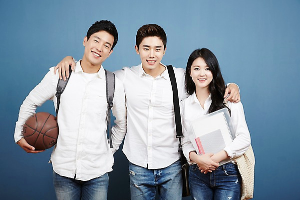 포토 JPG 스튜디오촬영 여자 남자 대학생 포즈 어깨동무 농구공 실내 서기 미소 들기 상반신 20대 성인 앞모습 캐주얼 세명 친구 청춘 캠퍼스라이프 우정 한국인 백팩 성인만 국내포토 학생 라이프스타일 옷 뷰포인트 컨셉 가방 공 관계 모션 농구 표정 사람 동양인 청년 내부 파일형식