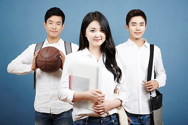 포토 JPG 스튜디오촬영 여자 남자 대학생 포즈 농구공 실내 서기 미소 들기 상반신 20대 성인 앞모습 캐주얼 세명 친구 청춘 캠퍼스라이프 우정 한국인 파일 백팩 성인만 국내포토 학생 라이프스타일 옷 뷰포인트 컨셉 가방 공 관계 모션 농구 표정 사람 동양인 청년 내부 파일형식