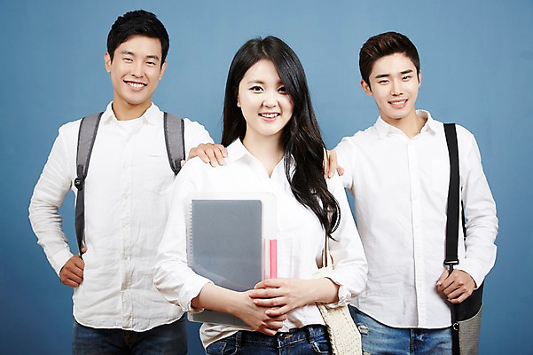 포토 JPG 스튜디오촬영 여자 남자 대학생 포즈 실내 서기 미소 들기 상반신 20대 성인 앞모습 캐주얼 세명 친구 청춘 캠퍼스라이프 우정 한국인 파일 백팩 성인만 어깨에손 국내포토 학생 라이프스타일 옷 뷰포인트 컨셉 가방 관계 모션 표정 사람 동양인 청년 내부 파일형식