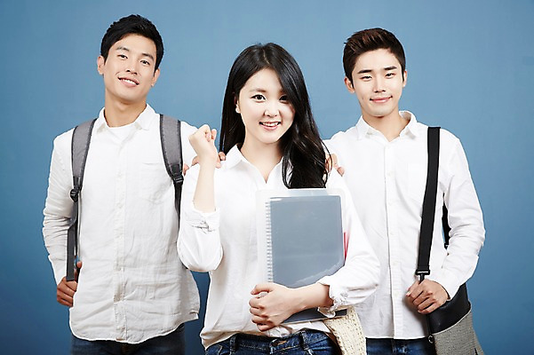 포토 JPG 스튜디오촬영 여자 남자 대학생 포즈 실내 서기 미소 상반신 20대 성인 앞모습 캐주얼 세명 친구 청춘 캠퍼스라이프 파이팅 우정 한국인 성인만 국내포토 학생 라이프스타일 옷 뷰포인트 컨셉 관계 모션 표정 사람 동양인 청년 내부 파일형식