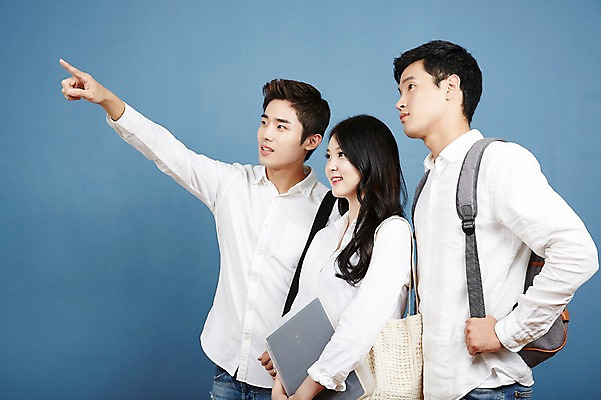 포토 JPG 스튜디오촬영 응시 여자 남자 대학생 포즈 실내 서기 미소 상반신 20대 성인 옆모습 캐주얼 세명 친구 청춘 캠퍼스라이프 우정 한국인 가리킴 백팩 성인만 국내포토 학생 라이프스타일 시선 옷 뷰포인트 컨셉 가방 관계 모션 표정 사람 동양인 손짓 청년 내부 파일형식