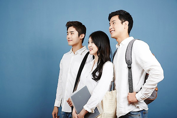 포토 JPG 스튜디오촬영 응시 여자 남자 대학생 포즈 실내 서기 미소 상반신 20대 성인 옆모습 캐주얼 세명 친구 청춘 캠퍼스라이프 우정 한국인 백팩 성인만 국내포토 학생 라이프스타일 시선 옷 뷰포인트 컨셉 가방 관계 모션 표정 사람 동양인 청년 내부 파일형식