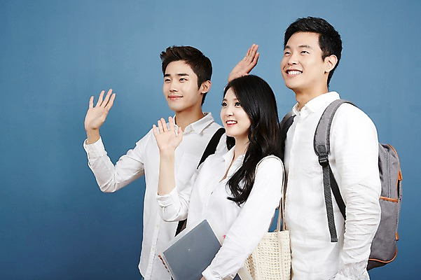 포토 JPG 스튜디오촬영 응시 여자 남자 대학생 포즈 실내 서기 미소 손짓 상반신 20대 성인 옆모습 캐주얼 세명 친구 청춘 캠퍼스라이프 우정 한국인 손인사 백팩 성인만 국내포토 학생 라이프스타일 시선 옷 뷰포인트 컨셉 가방 관계 모션 표정 사람 동양인 청년 내부 인사 파일형식