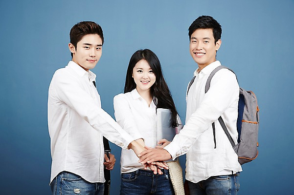 포토 JPG 스튜디오촬영 여자 남자 대학생 포즈 실내 서기 미소 상반신 20대 성인 앞모습 캐주얼 세명 친구 청춘 캠퍼스라이프 파이팅 우정 한국인 손모으기 성인만 국내포토 학생 라이프스타일 옷 뷰포인트 컨셉 관계 모션 표정 사람 동양인 손짓 청년 내부 파일형식