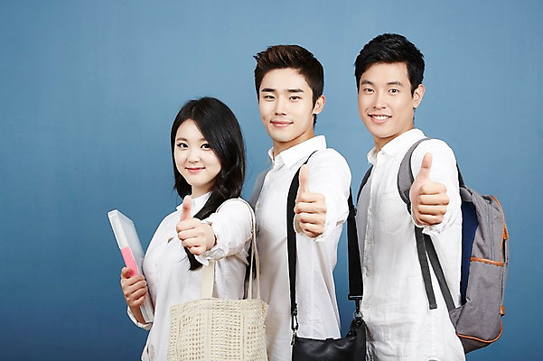 포토 JPG 스튜디오촬영 여자 남자 대학생 포즈 실내 서기 미소 손짓 상반신 20대 성인 옆모습 캐주얼 세명 친구 청춘 캠퍼스라이프 우정 한국인 엄지손가락 최고 백팩 성인만 국내포토 학생 라이프스타일 옷 뷰포인트 컨셉 가방 손가락 관계 모션 표정 사람 동양인 청년 내부 파일형식