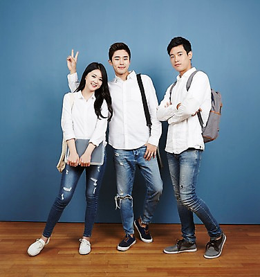 포토 JPG 스튜디오촬영 전신 여자 남자 대학생 포즈 실내 서기 미소 20대 성인 앞모습 캐주얼 세명 친구 청춘 팔짱 캠퍼스라이프 우정 한국인 브이 백팩 성인만 국내포토 학생 라이프스타일 옷 뷰포인트 컨셉 가방 관계 모션 표정 사람 동양인 손짓 청년 내부 파일형식