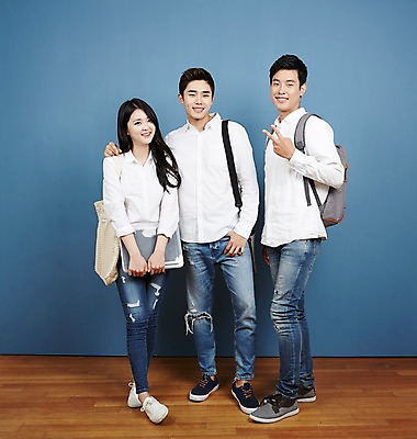 포토 JPG 스튜디오촬영 전신 여자 남자 대학생 포즈 실내 서기 미소 20대 성인 앞모습 캐주얼 세명 친구 청춘 캠퍼스라이프 우정 한국인 브이 백팩 성인만 국내포토 학생 라이프스타일 옷 뷰포인트 컨셉 가방 관계 모션 표정 사람 동양인 손짓 청년 내부 파일형식