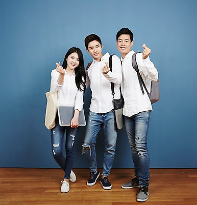 포토 JPG 스튜디오촬영 전신 여자 남자 대학생 포즈 실내 서기 미소 20대 성인 앞모습 캐주얼 세명 친구 청춘 캠퍼스라이프 우정 한국인 백팩 손하트 성인만 국내포토 학생 라이프스타일 옷 뷰포인트 컨셉 가방 관계 모션 표정 사람 동양인 손짓 청년 내부 파일형식