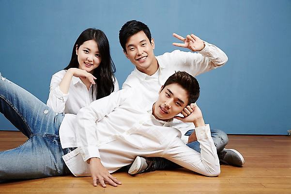 포토 JPG 스튜디오촬영 여자 남자 대학생 포즈 실내 미소 앉기 상반신 20대 성인 앞모습 캐주얼 세명 친구 청춘 눕기 캠퍼스라이프 우정 한국인 브이 성인만 국내포토 학생 라이프스타일 옷 뷰포인트 컨셉 관계 모션 표정 사람 동양인 손짓 청년 내부 파일형식