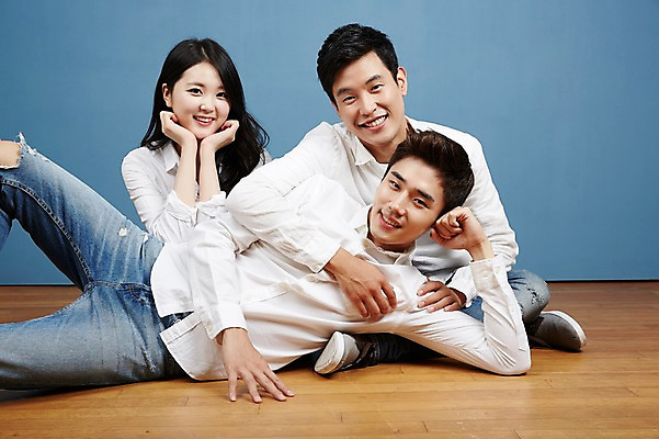 포토 JPG 스튜디오촬영 여자 남자 대학생 포즈 실내 미소 앉기 상반신 20대 성인 앞모습 캐주얼 세명 친구 청춘 눕기 캠퍼스라이프 턱괴기 우정 한국인 성인만 국내포토 학생 라이프스타일 옷 뷰포인트 컨셉 관계 모션 표정 사람 동양인 청년 내부 파일형식