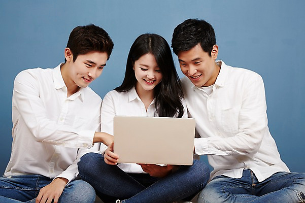 포토 JPG 스튜디오촬영 응시 여자 남자 대학생 포즈 실내 미소 들기 앉기 상반신 20대 성인 앞모습 캐주얼 세명 친구 노트북 청춘 캠퍼스라이프 우정 한국인 성인만 국내포토 학생 라이프스타일 시선 옷 뷰포인트 컨셉 관계 모션 표정 사람 동양인 청년 내부 전자제품 파일형식