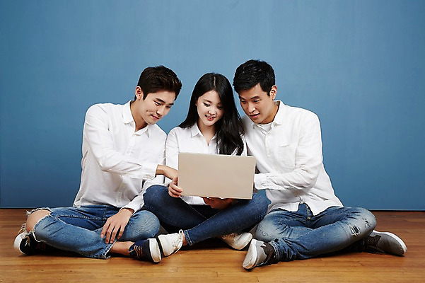 포토 JPG 스튜디오촬영 전신 여자 남자 대학생 포즈 실내 미소 들기 앉기 20대 성인 앞모습 캐주얼 세명 친구 노트북 청춘 캠퍼스라이프 우정 한국인 성인만 국내포토 학생 라이프스타일 옷 뷰포인트 컨셉 관계 모션 표정 사람 동양인 청년 내부 전자제품 파일형식