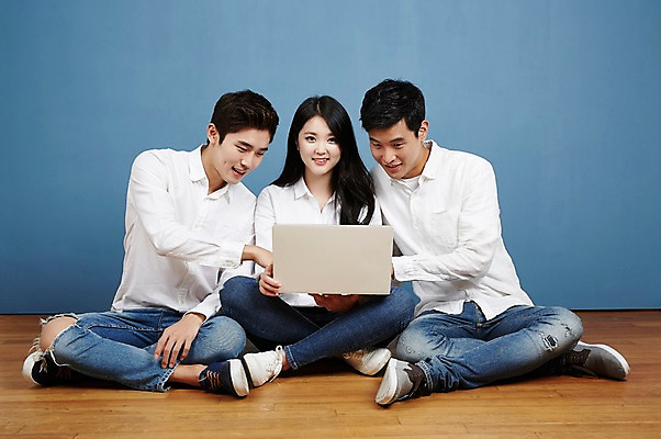 포토 JPG 스튜디오촬영 전신 여자 남자 대학생 포즈 실내 미소 들기 앉기 20대 성인 앞모습 캐주얼 세명 친구 노트북 청춘 캠퍼스라이프 우정 한국인 성인만 국내포토 학생 라이프스타일 옷 뷰포인트 컨셉 관계 모션 표정 사람 동양인 청년 내부 전자제품 파일형식