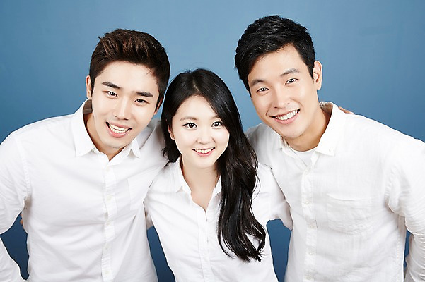 포토 JPG 스튜디오촬영 여자 남자 대학생 포즈 어깨동무 실내 서기 미소 상반신 20대 성인 앞모습 캐주얼 세명 친구 청춘 캠퍼스라이프 우정 한국인 성인만 국내포토 학생 라이프스타일 옷 뷰포인트 컨셉 관계 모션 표정 사람 동양인 청년 내부 파일형식