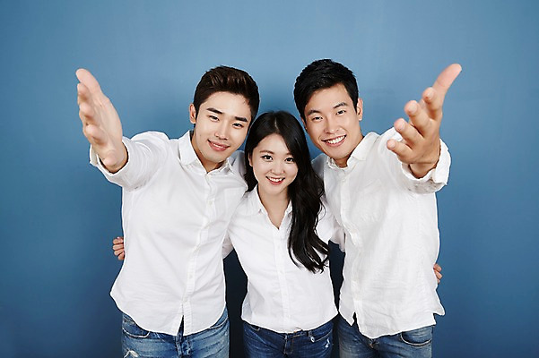 포토 JPG 스튜디오촬영 여자 남자 대학생 포즈 어깨동무 안내 실내 서기 미소 손짓 상반신 20대 성인 앞모습 캐주얼 세명 친구 청춘 캠퍼스라이프 우정 한국인 손내밀기 성인만 국내포토 학생 라이프스타일 옷 뷰포인트 컨셉 관계 모션 표정 사람 동양인 청년 내부 파일형식