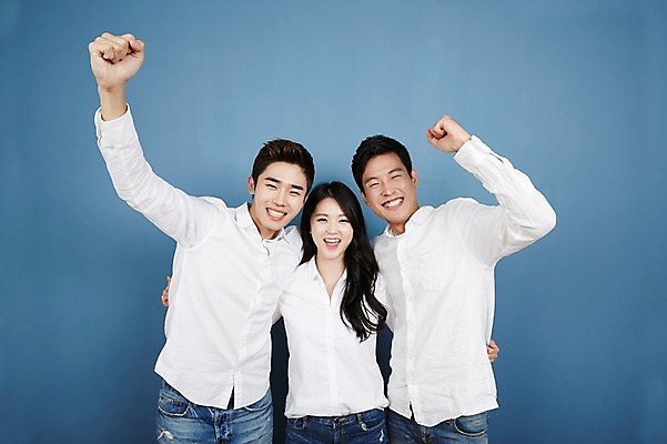 포토 JPG 스튜디오촬영 여자 남자 대학생 포즈 실내 서기 미소 상반신 20대 성인 앞모습 캐주얼 세명 친구 청춘 캠퍼스라이프 파이팅 주먹 우정 한국인 성인만 국내포토 학생 라이프스타일 옷 뷰포인트 컨셉 관계 모션 표정 사람 동양인 청년 내부 파일형식