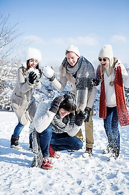 포토 JPG 주간 전신 서양인 모자 여자 남자 겨울 서기 웃음 앉기 여러명 20대 성인 야외 목도리 눈 눈싸움 국내포토 자연요소 외국인 잡화 계절 다수 모션 날씨 눈_날씨 표정 사람 청년 싸움 파일형식