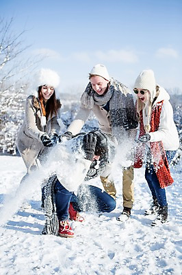 포토 JPG 주간 전신 서양인 모자 여자 남자 겨울 서기 웃음 앉기 여러명 20대 성인 야외 목도리 눈 눈싸움 국내포토 자연요소 외국인 잡화 계절 다수 모션 날씨 눈_날씨 표정 사람 청년 싸움 파일형식