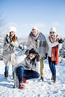 포토 JPG 주간 전신 서양인 모자 여자 남자 겨울 서기 웃음 앉기 여러명 20대 성인 야외 목도리 눈 눈싸움 국내포토 자연요소 외국인 잡화 계절 다수 모션 날씨 눈_날씨 표정 사람 청년 싸움 파일형식