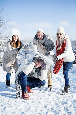 포토 JPG 주간 전신 서양인 모자 여자 남자 겨울 서기 웃음 앉기 여러명 20대 성인 야외 목도리 눈 눈싸움 국내포토 자연요소 외국인 잡화 계절 다수 모션 날씨 눈_날씨 표정 사람 청년 싸움 파일형식