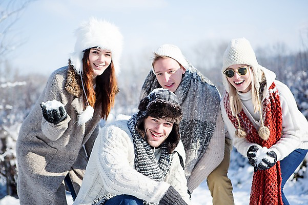 포토 JPG 주간 서양인 모자 여자 남자 겨울 서기 웃음 앉기 여러명 상반신 20대 성인 야외 목도리 눈 눈싸움 국내포토 자연요소 외국인 잡화 계절 다수 모션 날씨 눈_날씨 표정 사람 청년 싸움 파일형식