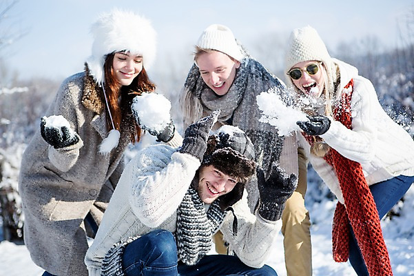 포토 JPG 주간 서양인 모자 여자 남자 겨울 서기 웃음 앉기 여러명 상반신 20대 성인 야외 목도리 눈 눈싸움 국내포토 자연요소 외국인 잡화 계절 다수 모션 날씨 눈_날씨 표정 사람 청년 싸움 파일형식