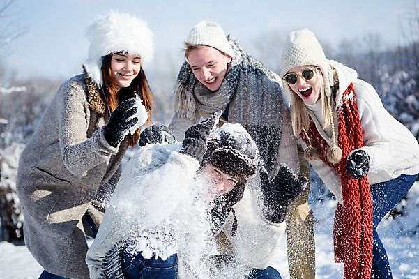포토 JPG 주간 서양인 모자 여자 남자 겨울 서기 웃음 앉기 여러명 상반신 20대 성인 야외 목도리 눈 눈싸움 국내포토 자연요소 외국인 잡화 계절 다수 모션 날씨 눈_날씨 표정 사람 청년 싸움 파일형식