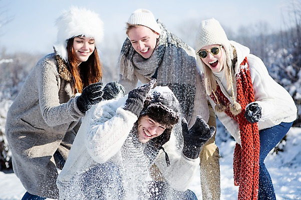 포토 JPG 주간 서양인 모자 여자 남자 겨울 서기 웃음 앉기 여러명 상반신 20대 성인 야외 목도리 눈 눈싸움 국내포토 자연요소 외국인 잡화 계절 다수 모션 날씨 눈_날씨 표정 사람 청년 싸움 파일형식