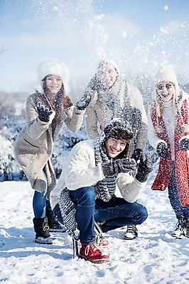 포토 JPG 주간 서양인 모자 여자 남자 겨울 웃음 여러명 20대 성인 야외 목도리 눈 눈싸움 국내포토 자연요소 외국인 잡화 계절 다수 날씨 눈_날씨 표정 사람 청년 싸움 파일형식