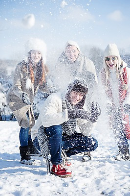 포토 JPG 주간 전신 서양인 모자 여자 남자 겨울 서기 웃음 앉기 여러명 20대 성인 야외 목도리 눈 눈싸움 국내포토 자연요소 외국인 잡화 계절 다수 모션 날씨 눈_날씨 표정 사람 청년 싸움 파일형식