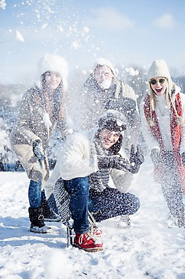 포토 JPG 주간 전신 서양인 모자 여자 남자 겨울 서기 웃음 앉기 여러명 20대 성인 야외 목도리 눈 눈싸움 국내포토 자연요소 외국인 잡화 계절 다수 모션 날씨 눈_날씨 표정 사람 청년 싸움 파일형식