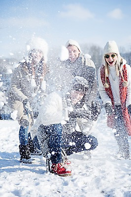 포토 JPG 주간 전신 서양인 모자 여자 남자 겨울 서기 웃음 앉기 여러명 20대 성인 야외 목도리 눈 눈싸움 국내포토 자연요소 외국인 잡화 계절 다수 모션 날씨 눈_날씨 표정 사람 청년 싸움 파일형식