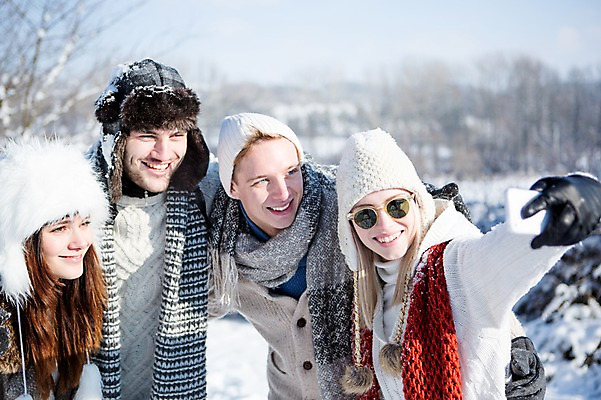 포토 JPG 주간 서양인 모자 여자 남자 겨울 웃음 여러명 상반신 20대 성인 야외 스마트폰 목도리 눈 셀프카메라 단체사진 국내포토 자연요소 외국인 잡화 계절 다수 날씨 표정 사람 청년 핸드폰 스마트기기 사진촬영 기념사진 파일형식