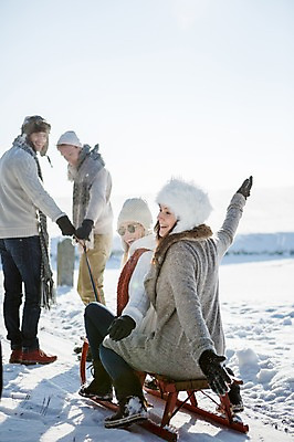 포토 JPG 주간 전신 서양인 모자 여자 남자 겨울 서기 웃음 앉기 여러명 20대 성인 야외 뒷모습 선글라스 목도리 눈 당기기 썰매 국내포토 자연요소 외국인 잡화 계절 안경 뷰포인트 다수 모션 날씨 표정 사람 청년 파일형식