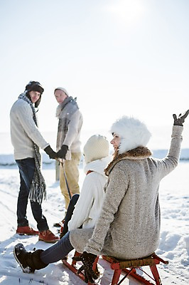 포토 JPG 주간 전신 서양인 모자 여자 남자 겨울 서기 웃음 앉기 여러명 20대 성인 야외 뒷모습 목도리 눈 당기기 썰매 국내포토 자연요소 외국인 잡화 계절 뷰포인트 다수 모션 날씨 표정 사람 청년 파일형식