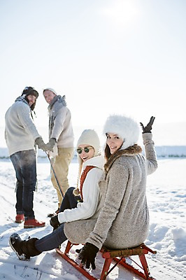 포토 JPG 주간 전신 서양인 모자 여자 남자 겨울 서기 웃음 앉기 여러명 20대 성인 야외 옆모습 선글라스 목도리 눈 당기기 썰매 국내포토 자연요소 외국인 잡화 계절 안경 뷰포인트 다수 모션 날씨 표정 사람 청년 파일형식