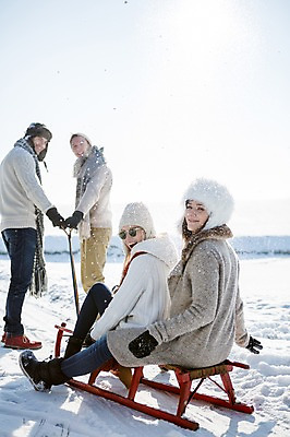 포토 JPG 주간 전신 서양인 모자 여자 남자 겨울 서기 웃음 앉기 여러명 20대 성인 야외 옆모습 선글라스 목도리 눈 당기기 썰매 국내포토 자연요소 외국인 잡화 계절 안경 뷰포인트 다수 모션 날씨 표정 사람 청년 파일형식