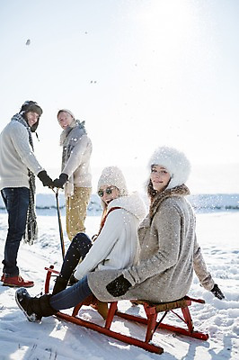 포토 JPG 주간 전신 서양인 모자 여자 남자 겨울 서기 웃음 앉기 여러명 20대 성인 야외 옆모습 선글라스 목도리 눈 당기기 썰매 국내포토 자연요소 외국인 잡화 계절 안경 뷰포인트 다수 모션 날씨 표정 사람 청년 파일형식