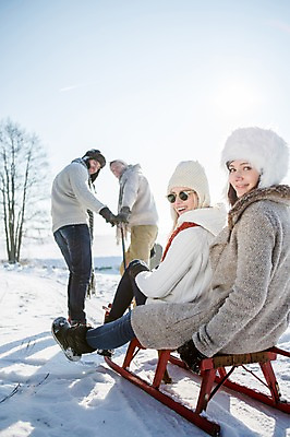 포토 JPG 주간 전신 서양인 모자 여자 남자 겨울 서기 웃음 앉기 여러명 20대 성인 야외 옆모습 선글라스 목도리 눈 당기기 썰매 국내포토 자연요소 외국인 잡화 계절 안경 뷰포인트 다수 모션 날씨 표정 사람 청년 파일형식