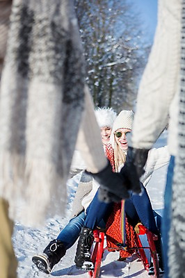포토 JPG 주간 전신 서양인 모자 여자 남자 겨울 서기 웃음 앉기 여러명 20대 성인 야외 아웃포커스 선글라스 목도리 눈 당기기 썰매 국내포토 자연요소 외국인 잡화 계절 안경 다수 모션 날씨 촬영기법 표정 사람 청년 파일형식