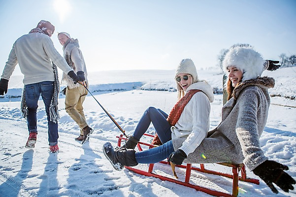 포토 JPG 주간 전신 서양인 모자 여자 남자 겨울 팔벌리기 서기 웃음 앉기 여러명 20대 성인 야외 옆모습 선글라스 목도리 눈 당기기 썰매 국내포토 자연요소 외국인 잡화 계절 안경 뷰포인트 다수 모션 날씨 표정 사람 청년 파일형식