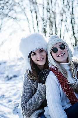 포토 JPG 주간 서양인 모자 여자 겨울 웃음 상반신 20대 성인 야외 두명 선글라스 목도리 눈 국내포토 자연요소 외국인 잡화 계절 안경 날씨 표정 사람 청년 파일형식