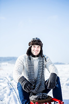 포토 JPG 주간 서양인 모자 남자 장갑 겨울 한명 웃음 앉기 20대 성인 야외 목도리 눈 썰매 국내포토 자연요소 외국인 1 잡화 계절 모션 날씨 표정 사람 청년 파일형식